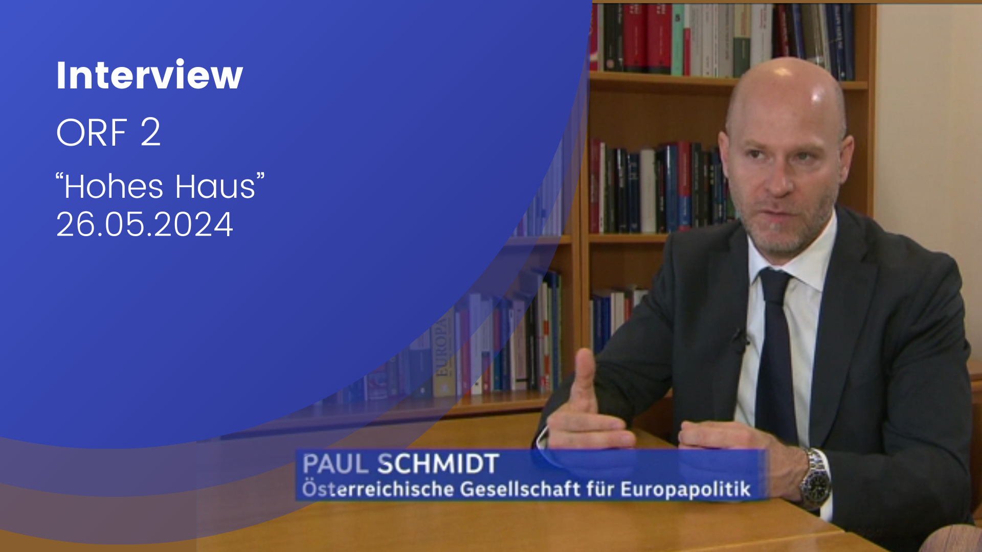 Paul Schmidt ist im Bild zu sehen. Er trägt einen Anzug und erklärt mit Handgesten einen Sachverhalt. EU-Wahl; Prognose; Fakten; EU-Experte;