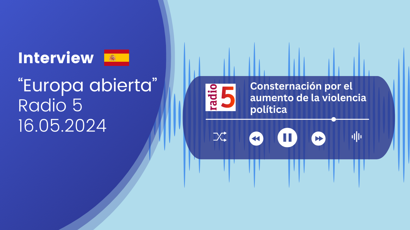 Auf dem Hintergrundbild sieht man Radiowellen und darüber gelegt ist ein Balken mit dem Titel der Sendung "Consternación por el aumento de la violencia política". Das Logo von Radio 5 ist ebenfalls abgebildet. Links steht: Interview (Spanisch) "Europa abierta" Radio 5 16.05.2024