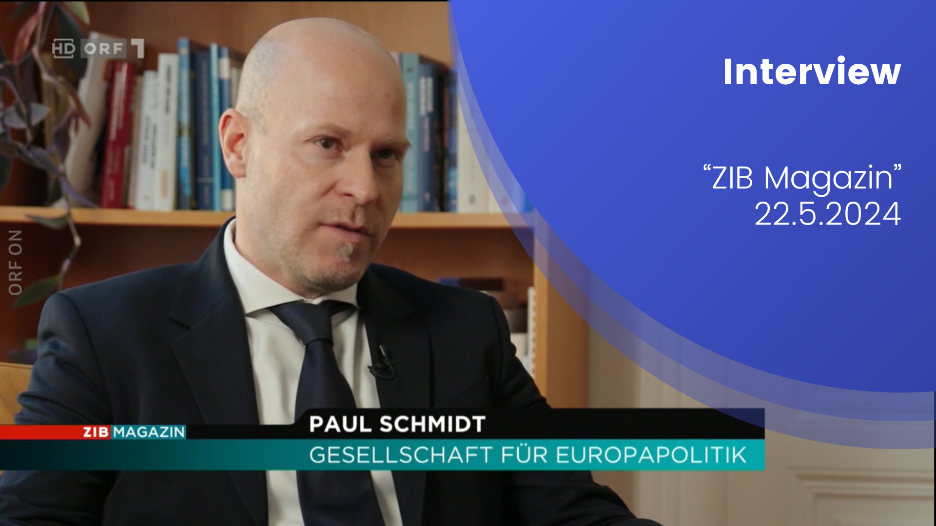 Paul Schmidt gibt sitzend ein Interview. Textaufschriften sind: "Interview ZIB Magazin, 22.5.2024" und die Einblendung des ORF "ZIB Magazin, Paul Schmidt, Gesellschaft für Europapolitik"