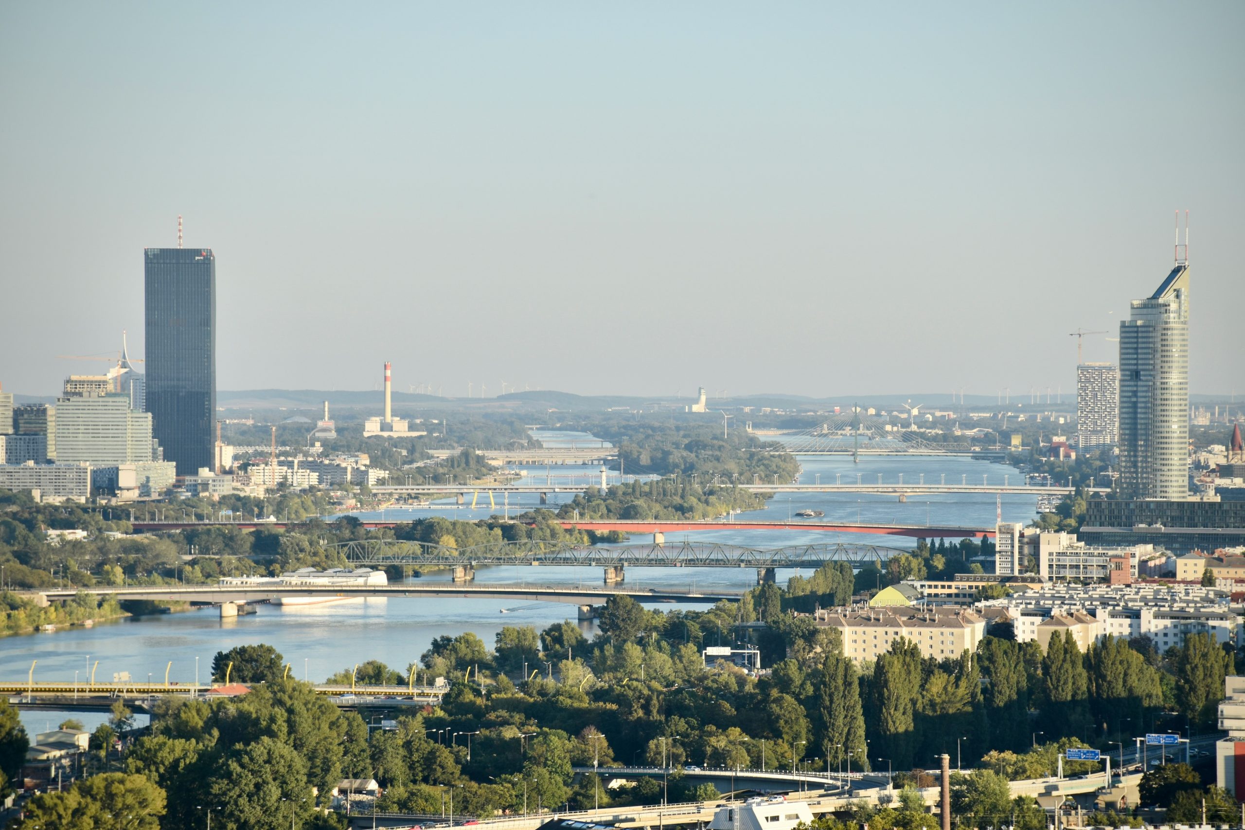 Auf dem Foto ist die Skyline von Wien zu sehen vom Nussberg/Kahlenberg Richtung Osten. Die Donau und Donauinsel sind zu sehen.